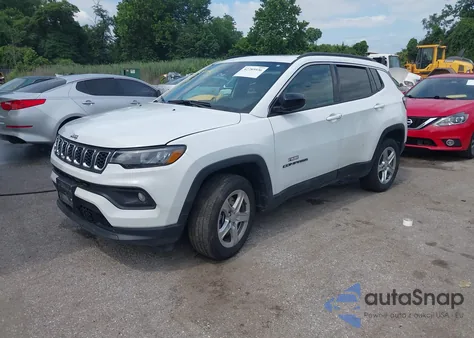 2024 Jeep Compass Latitude 4X4 z USA, uszkodzony, nr VIN 3C4NJDBN4RT103506